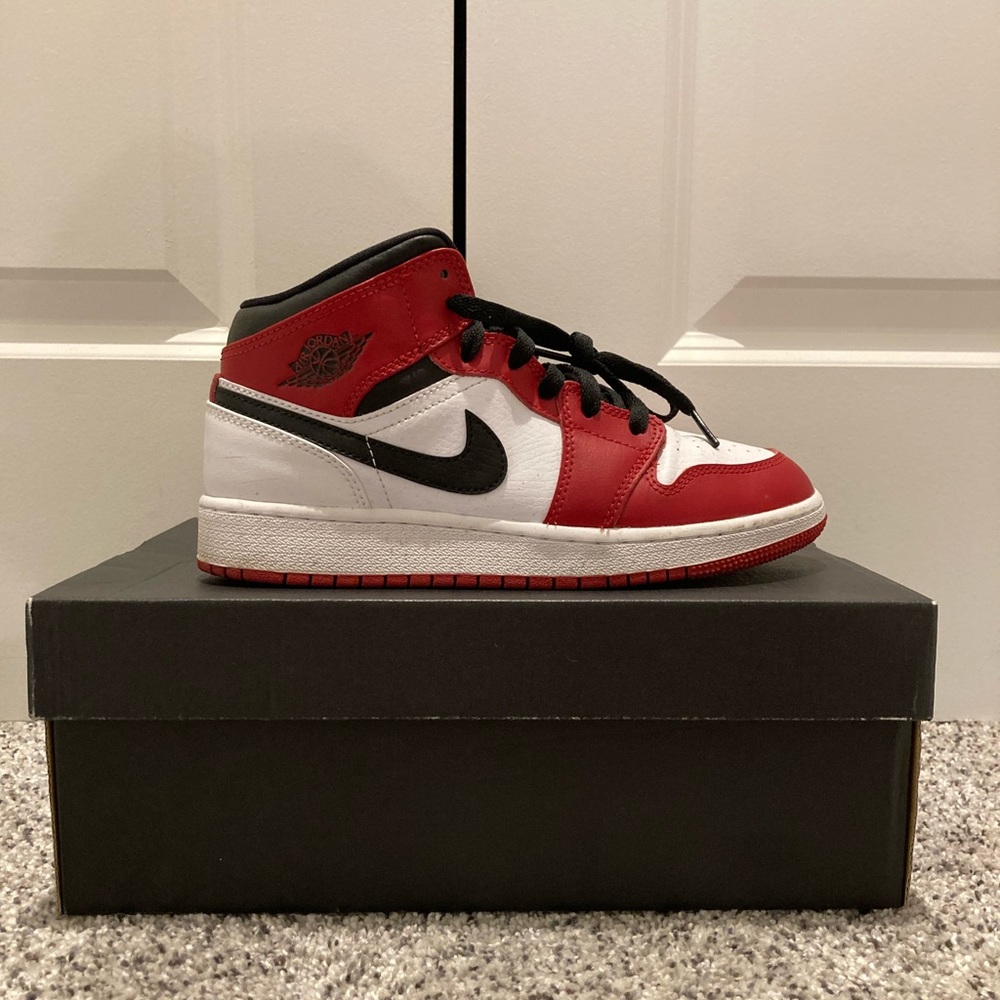 Air Jordan 1 Mid (GS) Chicago